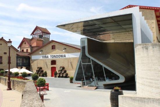 En El Corazon Del Barrio De La Estacion Haro Exterior foto